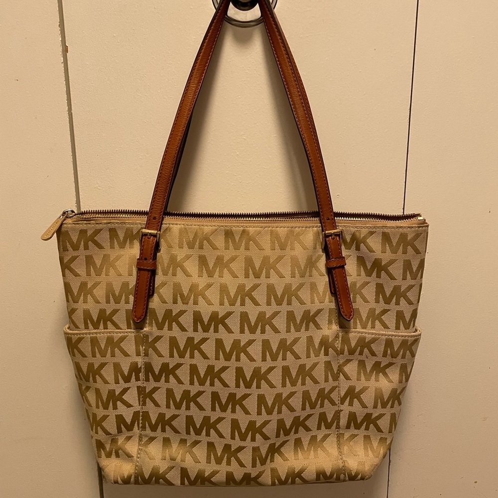 Michael Kors Signature store